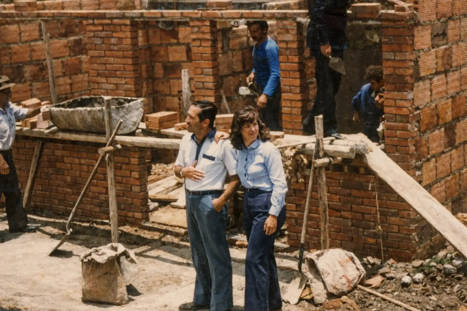 Escritorio con planos de construcción de los años 70, iluminación cálida de lámpara